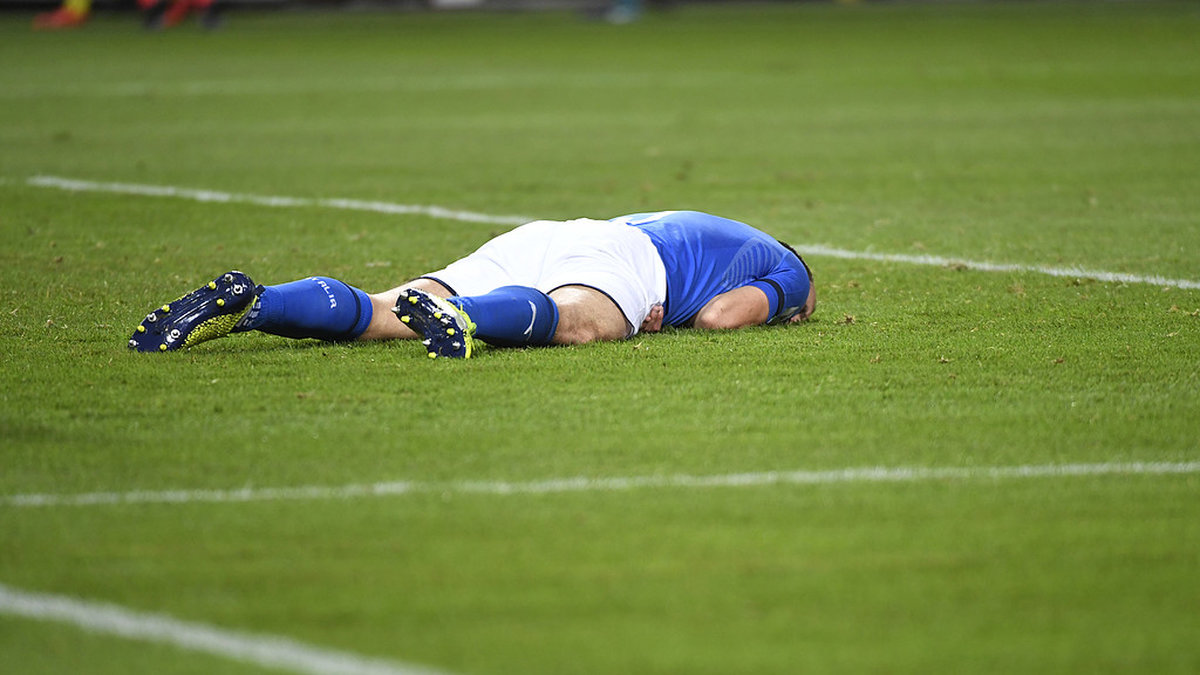 Giorgio Chiellini ligger i gräset besviken