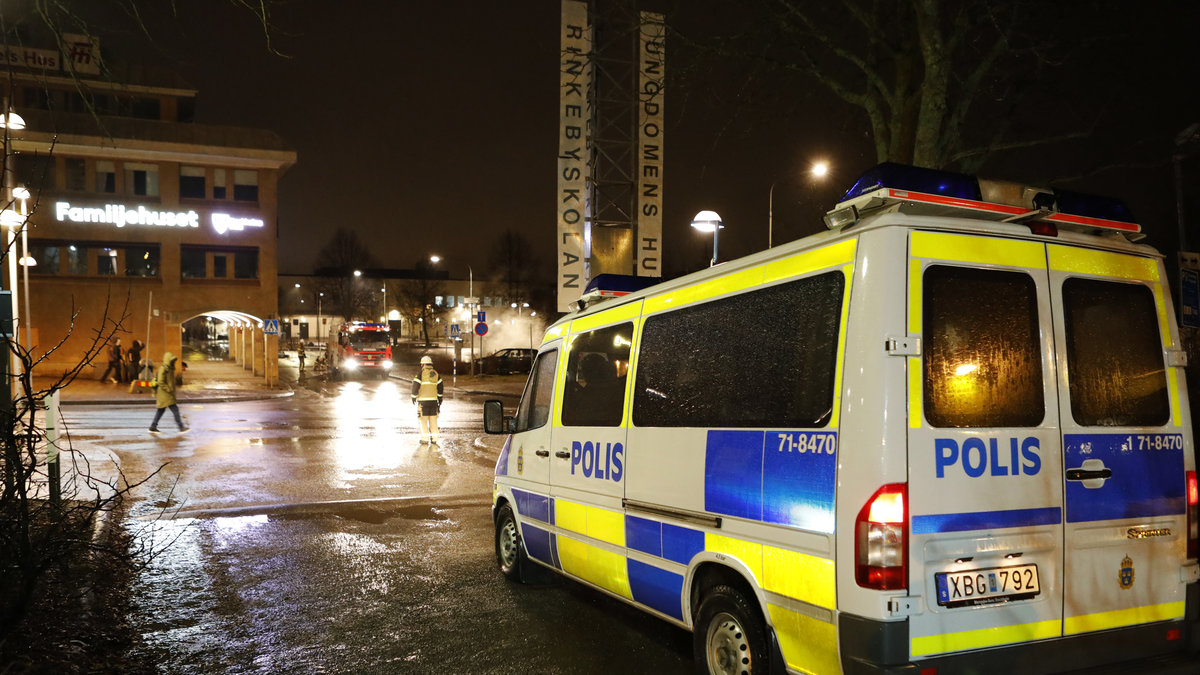 Räddningspersonal och polis på plats i Rinkeby i Stockholm.