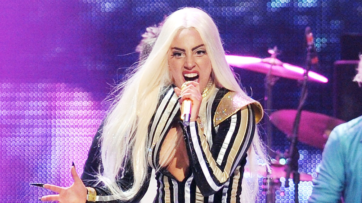 Även Lady Gaga bjuder på ett nummer.