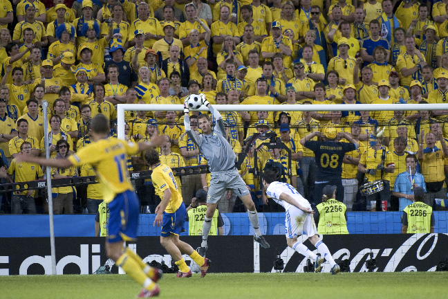 Svenska landslaget spelar inför en äkta klack.