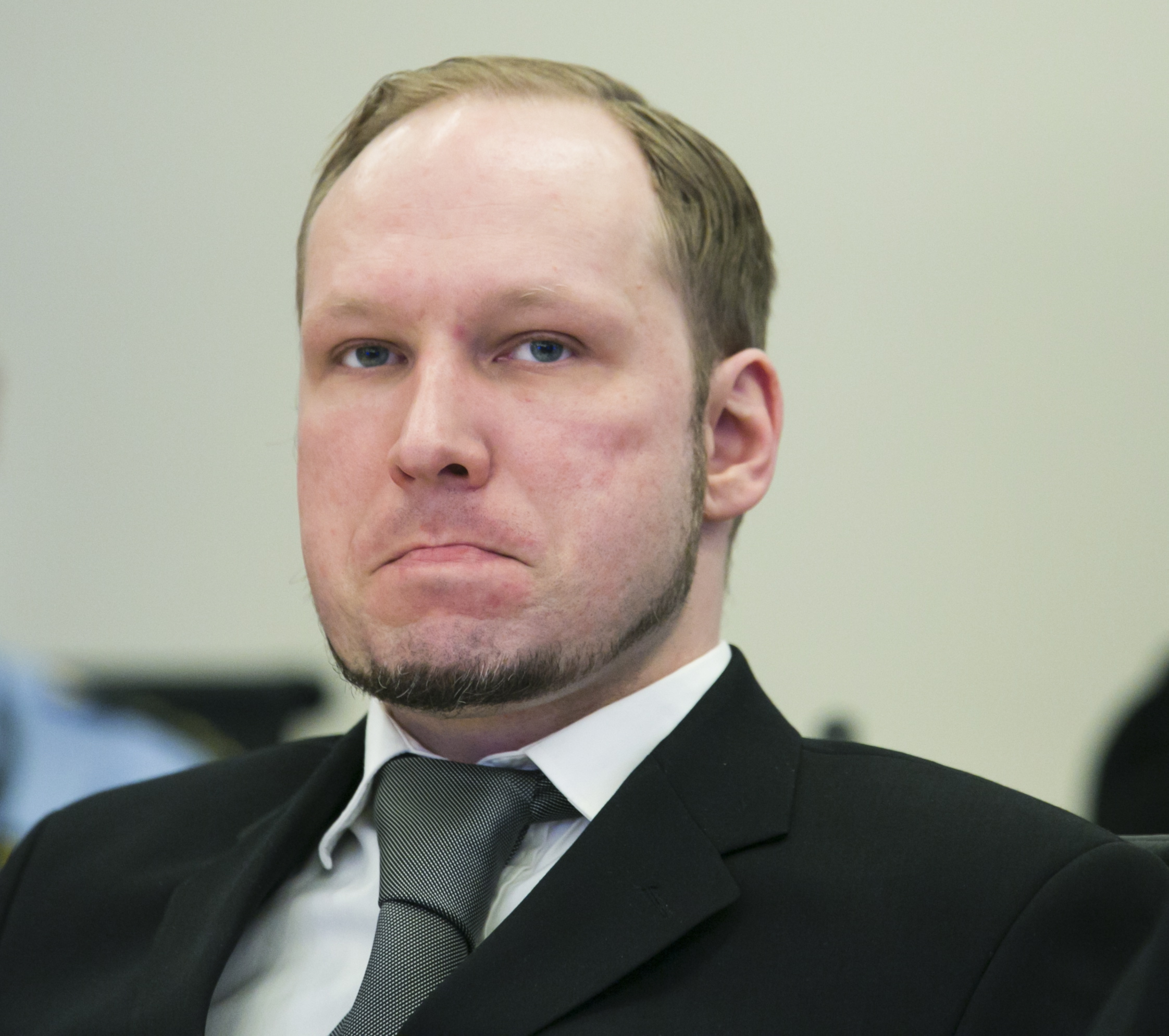 En sammanbiten Breivik i rättssalen.
