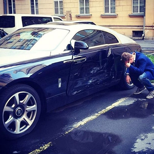 En kille poserar vid sin kraschade Rolls Royce. På kontot Rich Russian Kids finns fler bilder på kids som kraschat sina dyra bilar. En kille poserar vid sin kraschade Rolls Royce. På kontot Rich Russian Kids finns fler bilder på kids som kraschat sina dyra bilar.