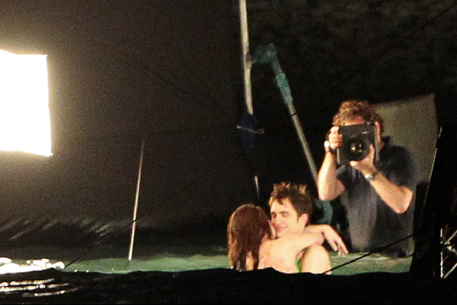 Robert Pattinson och irl-flickvännen Kristen Stewart spelade nyligen in den allra sista scenen i filmserien Twilight. Under tre timmar hade de gott om tid att hitta den bästa kyssen. 