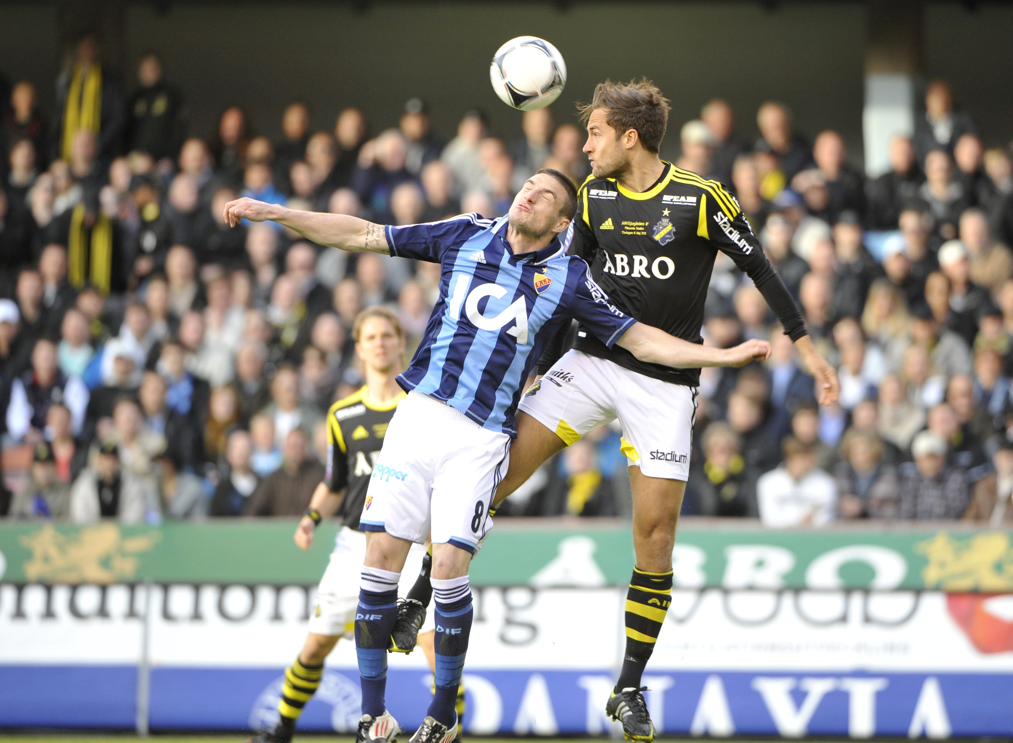 DIf:s James Keene i nickduell med AIK:s Nicklas Backman. DIf:s James Keene i nickduell med AIK:s Nicklas Backman.