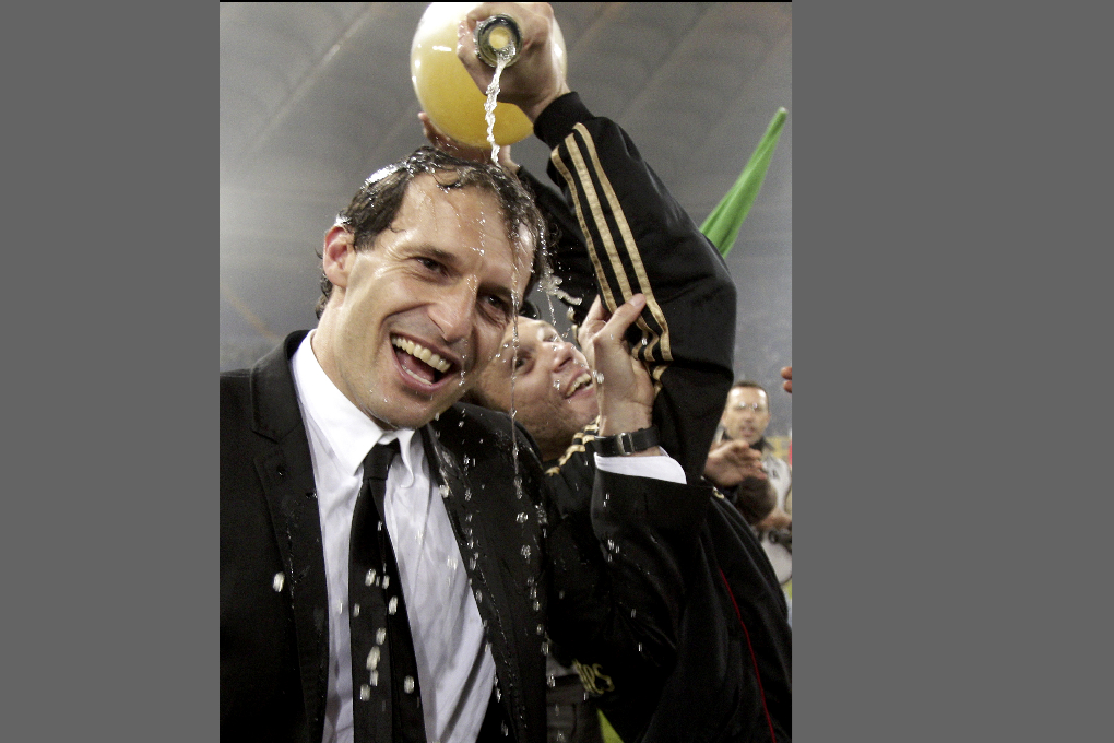 Allegri fick sig en liten dusch av Cassano. Allegri fick sig en liten dusch av Cassano.