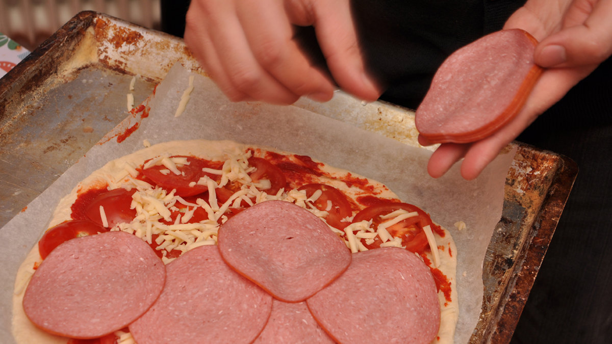 Pop-pizzan bakas på sconesdeg, och garneras med hushållsmedwurst