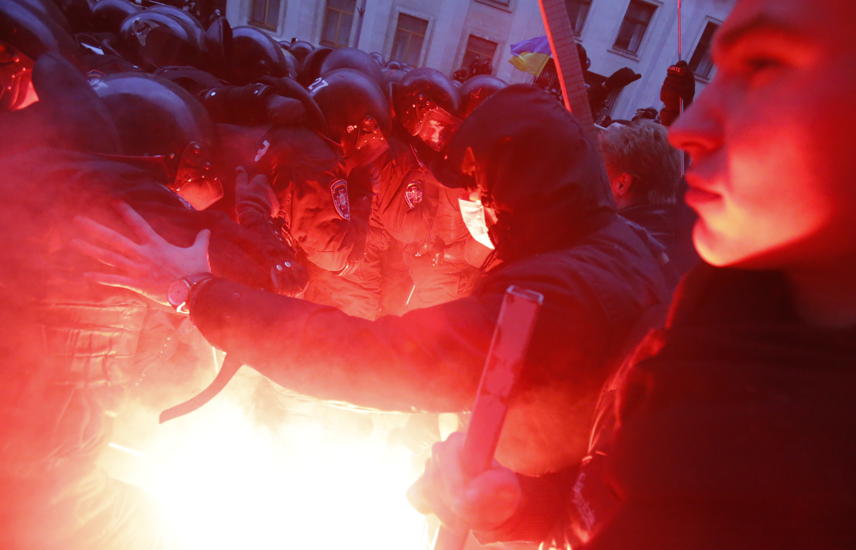 Demonstranterna kräver att Ukraina samarbetar med EU och Nato – i stället för med Ryssland och Vladimir Putin. Demonstranterna kräver att Ukraina samarbetar med EU och Nato – i stället för med Ryssland och Vladimir Putin.