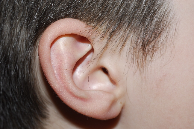 Barnets öron kan göra ont.