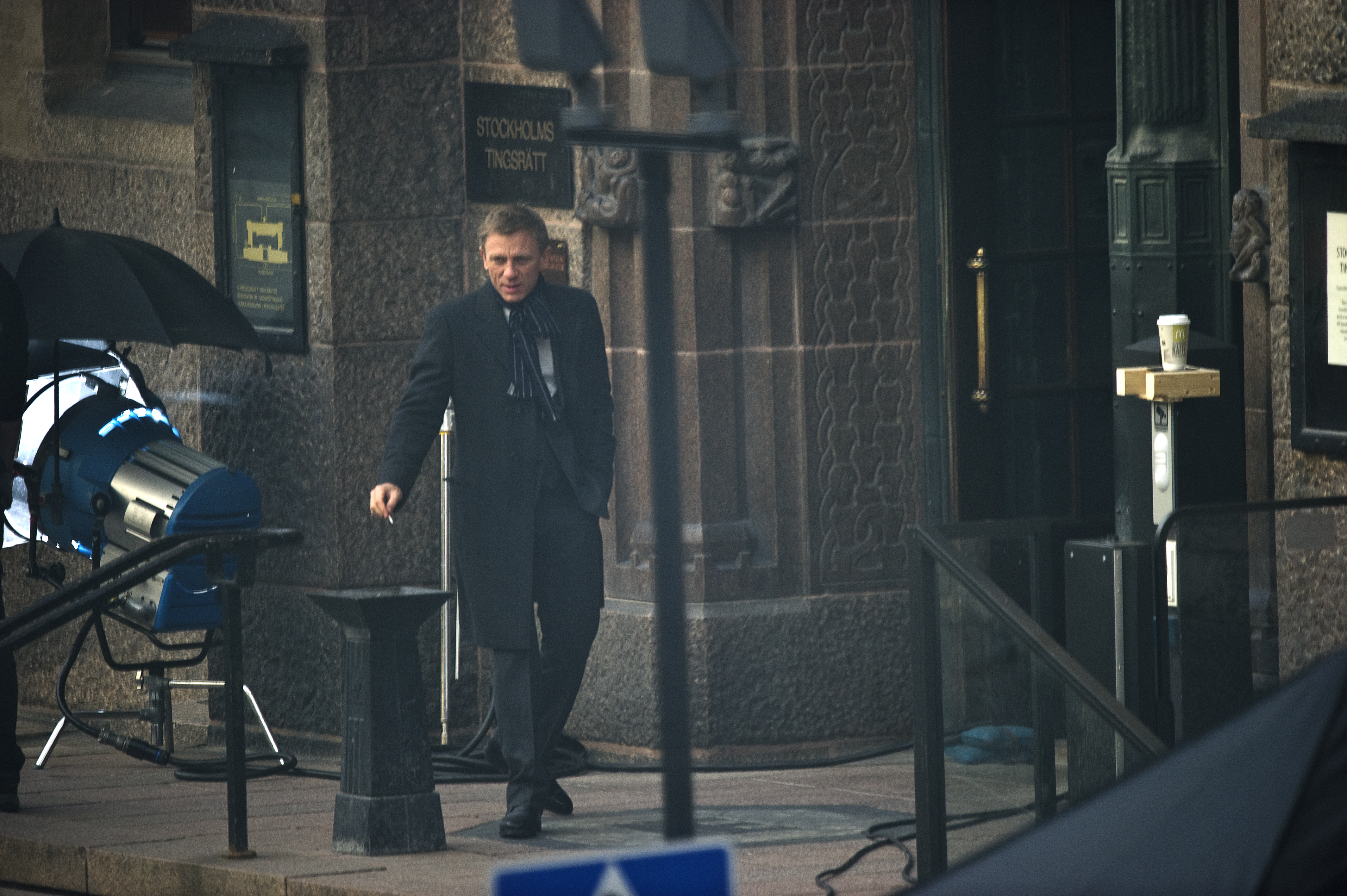 Hollywoodskådisen Daniel Craig spelade in scener ur Millenniumfilmen "The Girl with the Dragon Tattoo" vid tingsrätten på Schelegatan i Stockholm. Där fick han träffa svenskan...