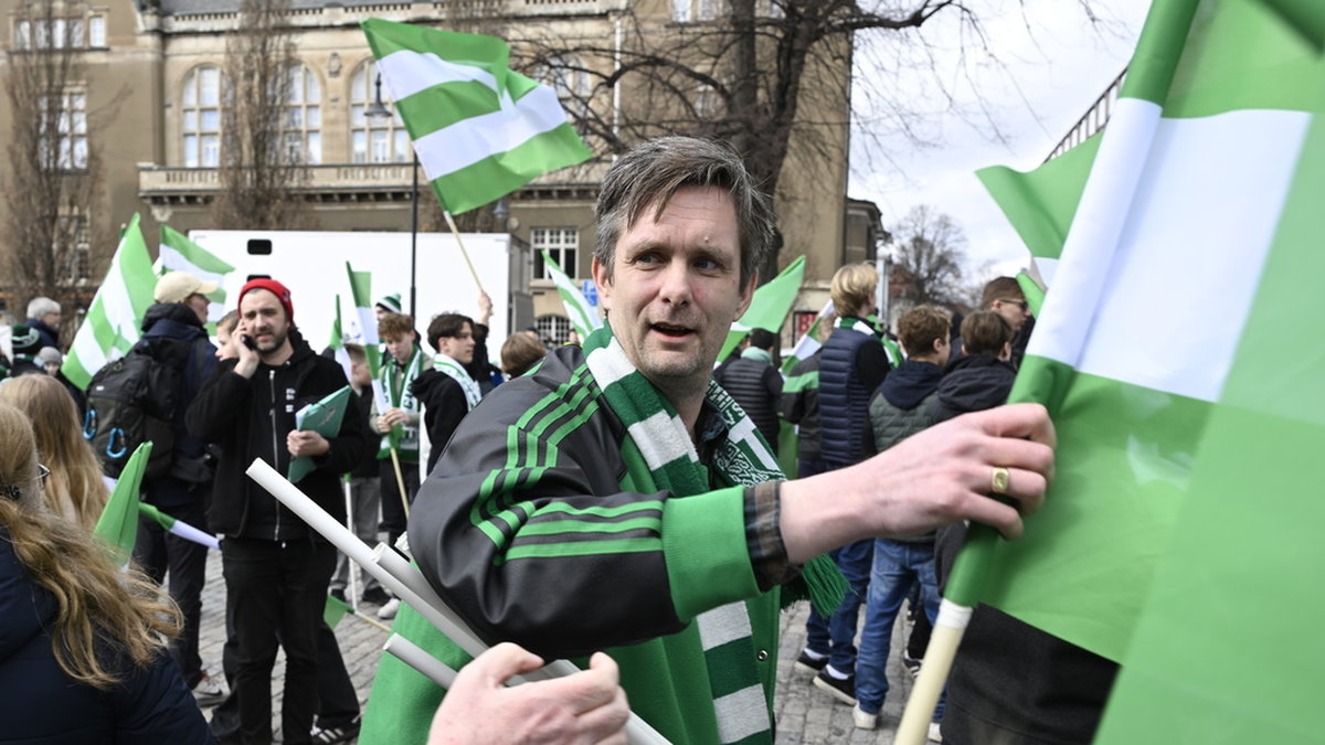 VSK-supportern Johan Hjulström inför marschen mot Hitachi Energy arena och matchen mot IF Elfsborg.
