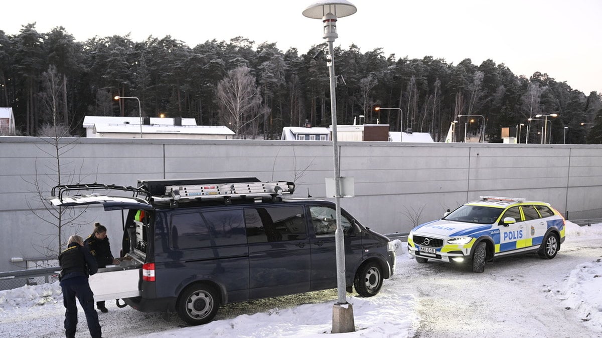 Polis på plats efter det misstänkta mordet i Södertälje den 8 januari.