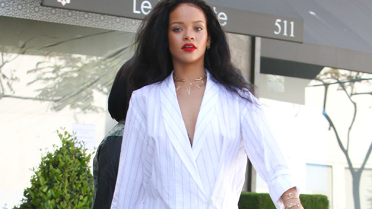 Rihanna är vårchic i jeansshorts och vit kavaj.