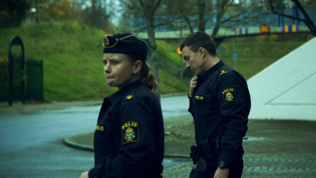 Amanda Jansson och Oscar Töringe som poliserna Sara och Magnus i 'Tunna blå linjen'. Pressbild.