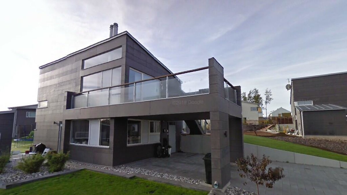 Denna Google Street View-bild visar var Stavstigen 4 i Växjö är belägen. Fastigheten bytte ägare i januari 2021, när den nya ägaren tog över fastigheten för 7 300 000 kronor. 