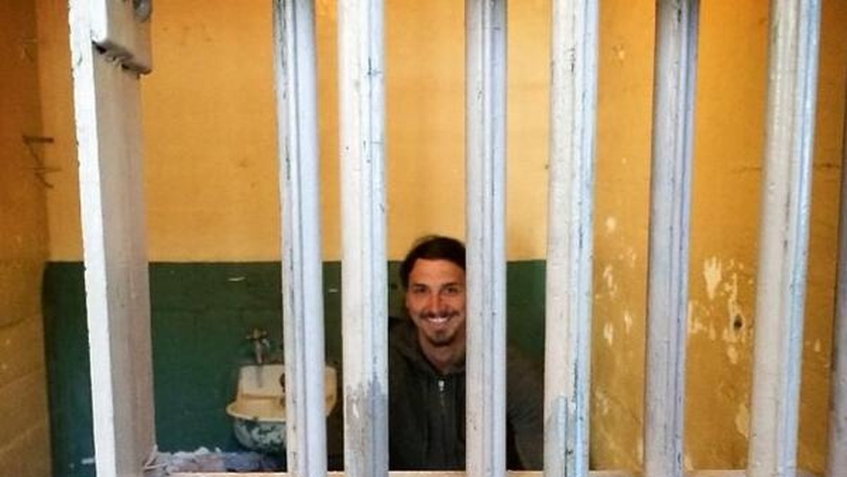 Zlatan bakom galler i nedlagda skräckfängelset Alcatraz. 
