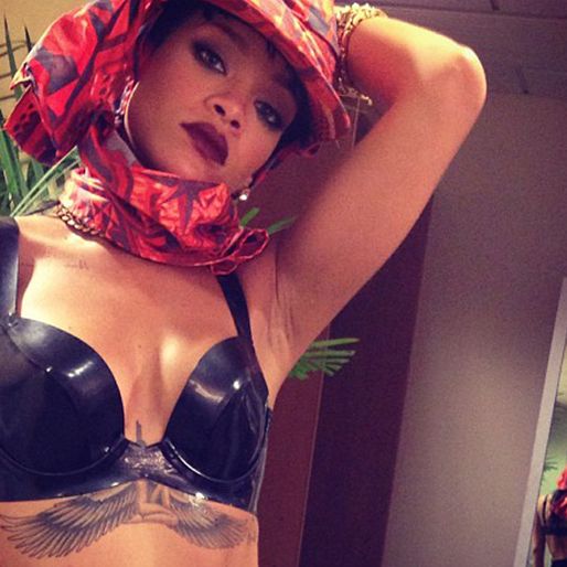Rihanna posar i lack-behå. 