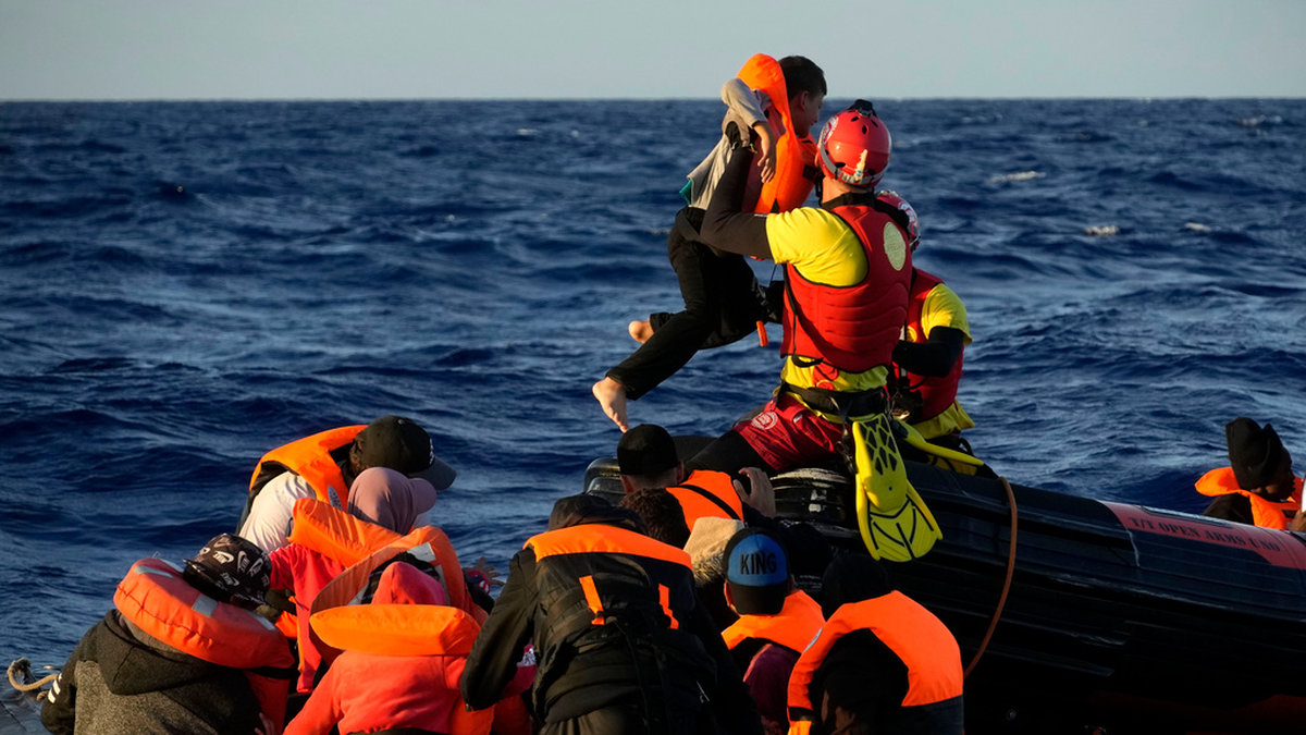 Migranter från Syrien och Sudan räddas efter att ha hamnat i sjönöd. Bild från 2022.