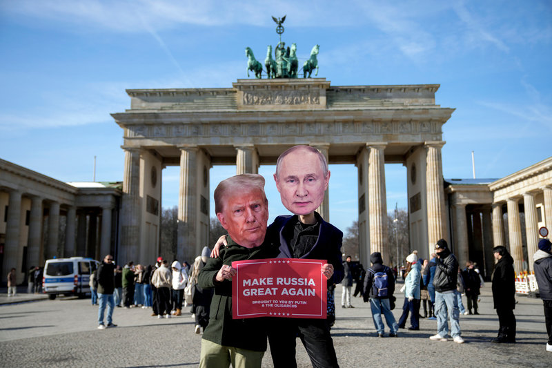 Protester mot USA och Ryssland i Berlin i februari.