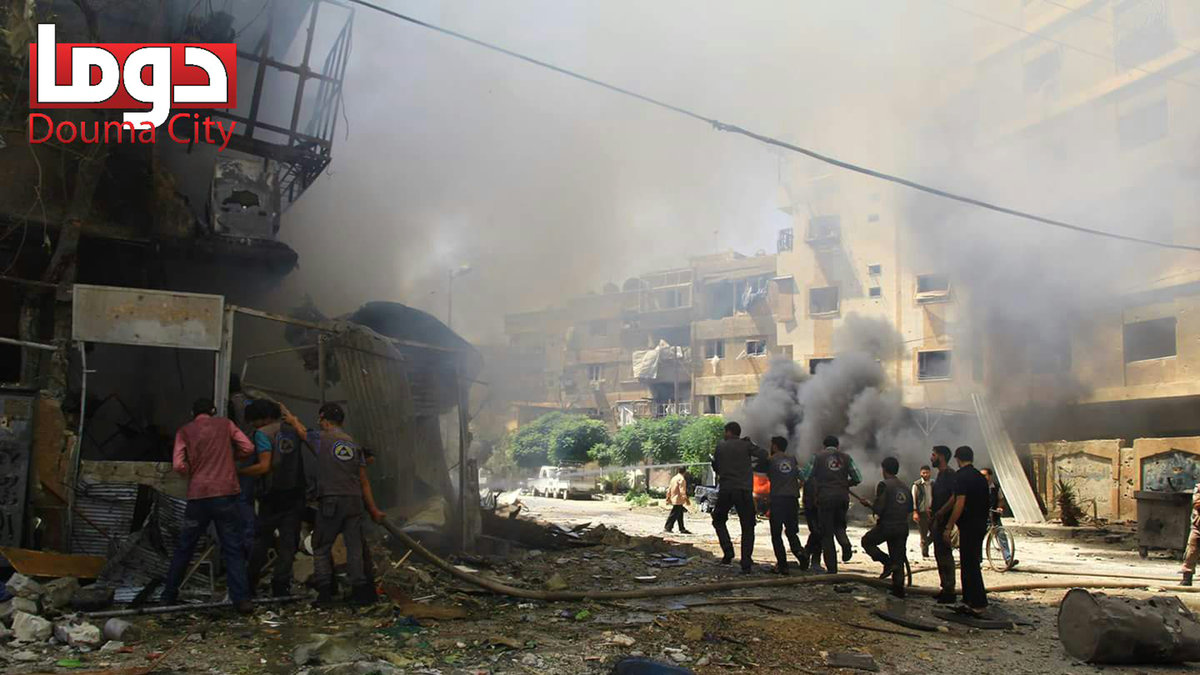 Bilder från bombningen, som tagits av aktivistgruppen Douma Revolution.