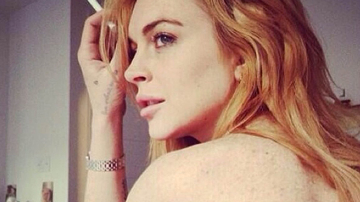Lindsay Lohan bjuder på en topless selfie. 