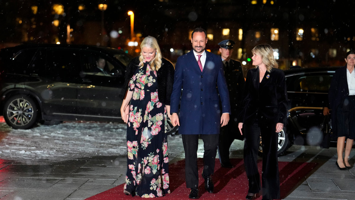 Norska kronprinsessan Mette-Marit (längst till vänster), kronprinsen Haakon och Oslos nya borgmästare Anne Lindboe anländer till Nordiska rådets prisutdelning.