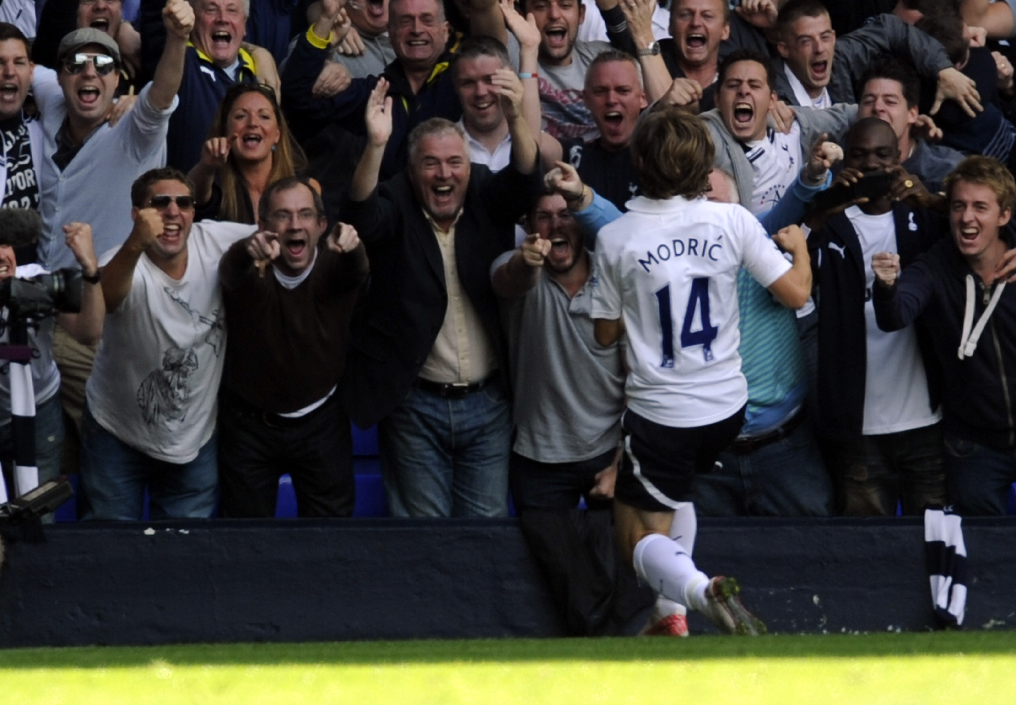 Luka Modric jublar efter drömmålet som innebar 1-0 till Tottenham.