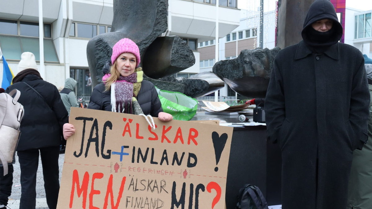 Katja Marova under en demonstration i Villmanstrand mot den stängda gränsen mellan Finland och Ryssland.