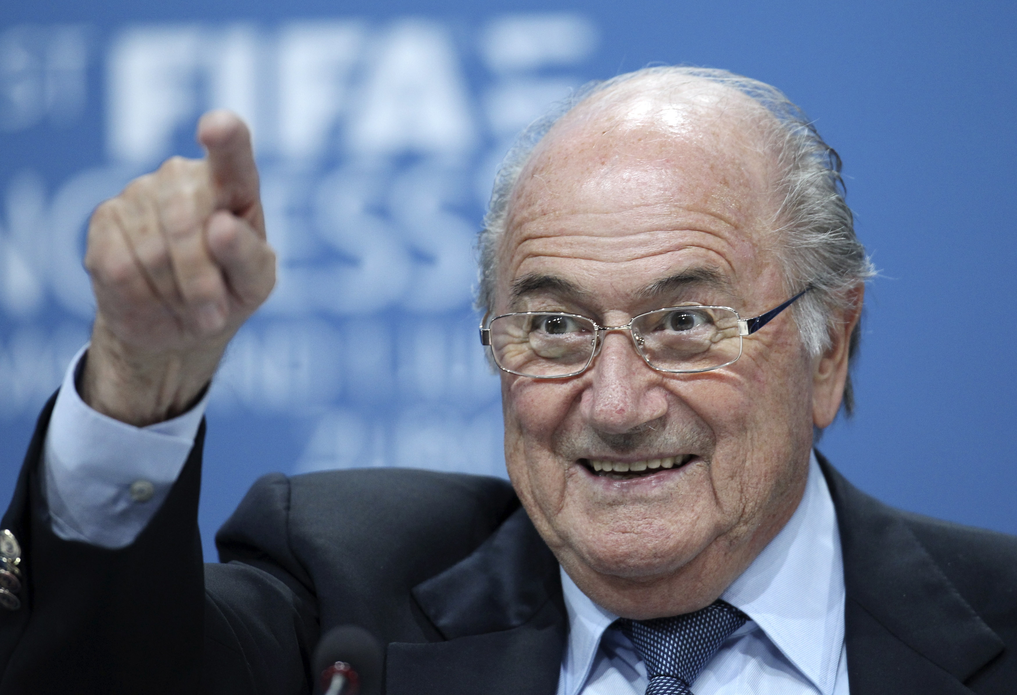 Sepp Blatter har utsätt en kritiserad amerikansk politiker, en operasångare och en fotbollslegendar som kandidater att leda "visdomskommittén".