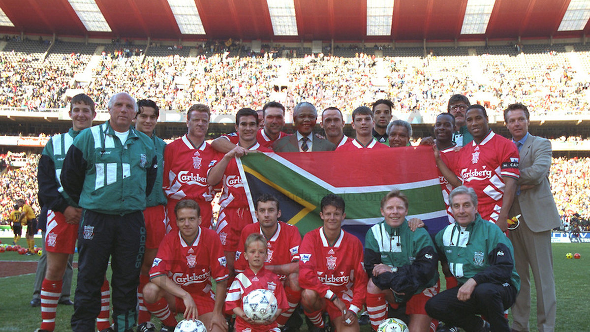 Mandela var ett stort Liverpool FC-fan – här träffade han laget 1994. 