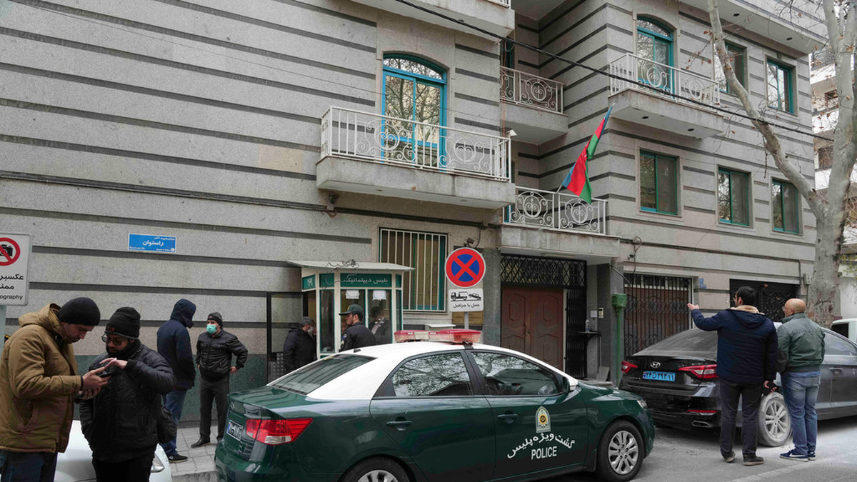 En man med automatvapen gick till attack mot vakter vid Azerbajdzjans ambassad i Teheran.