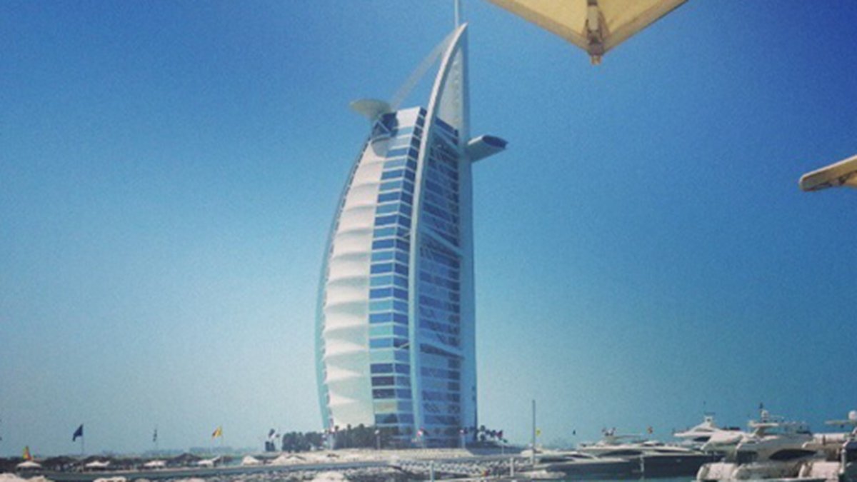 På sin Instagram visar Gustav upp bilder från sin vardag. Här är han på semester i Dubai. 