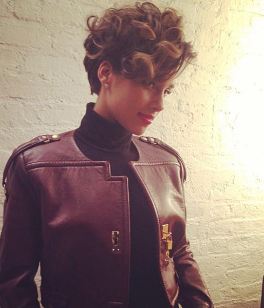 17. Nästan 1, 5 miljoner personer följer artisten Alicia Keys. 17. Nästan 1, 5 miljoner personer följer artisten Alicia Keys.