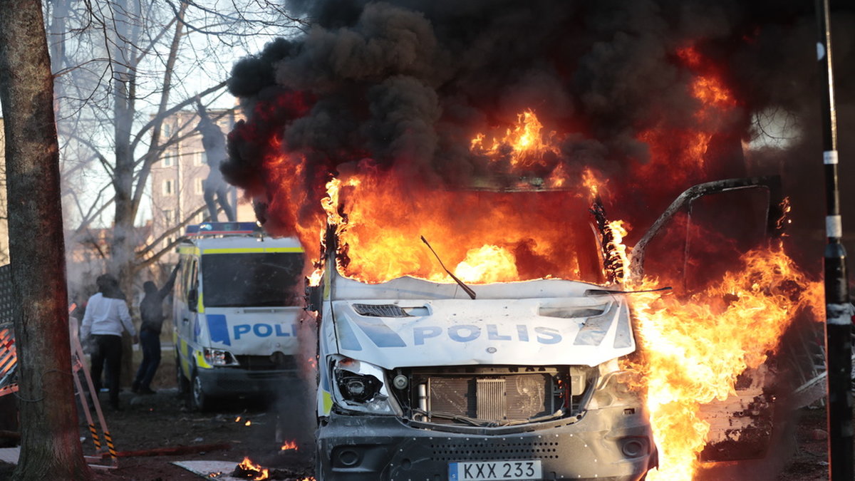 Motdemonstranter satte eld på en polisbuss i Sveaparken i Örebro.