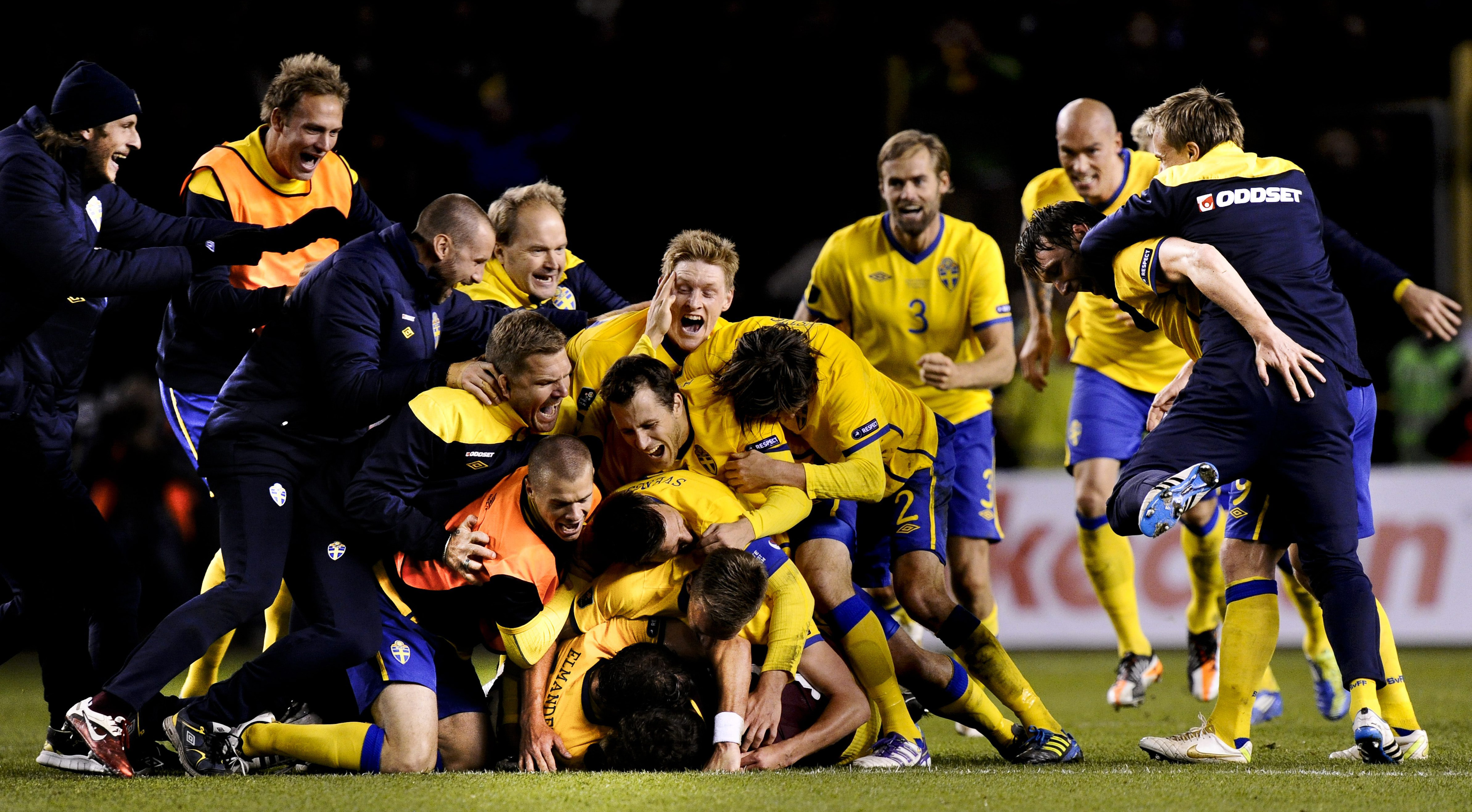 Sveriges seger mot Holland inspirerade danskarna. Här firar Sverige som just besegrat Holland och kvalat sig till EM. 
