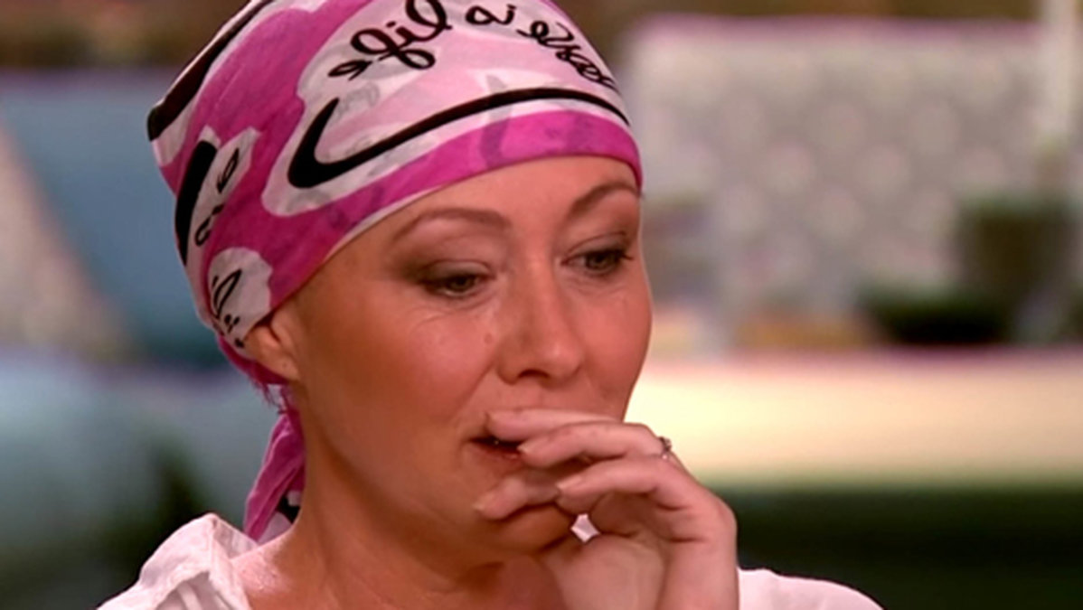 I Entertainment Tonight berättar hon om bröstcancern. 