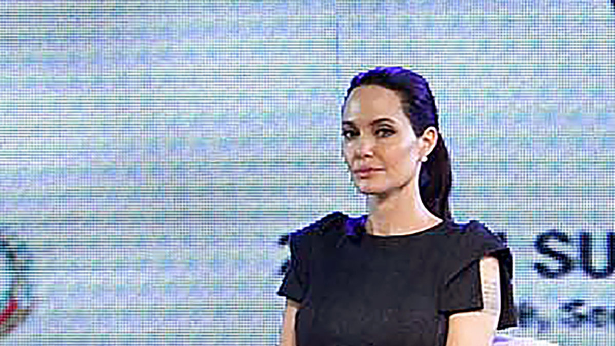 Angelina hyllas efter sitt tal i Johannesburg. 