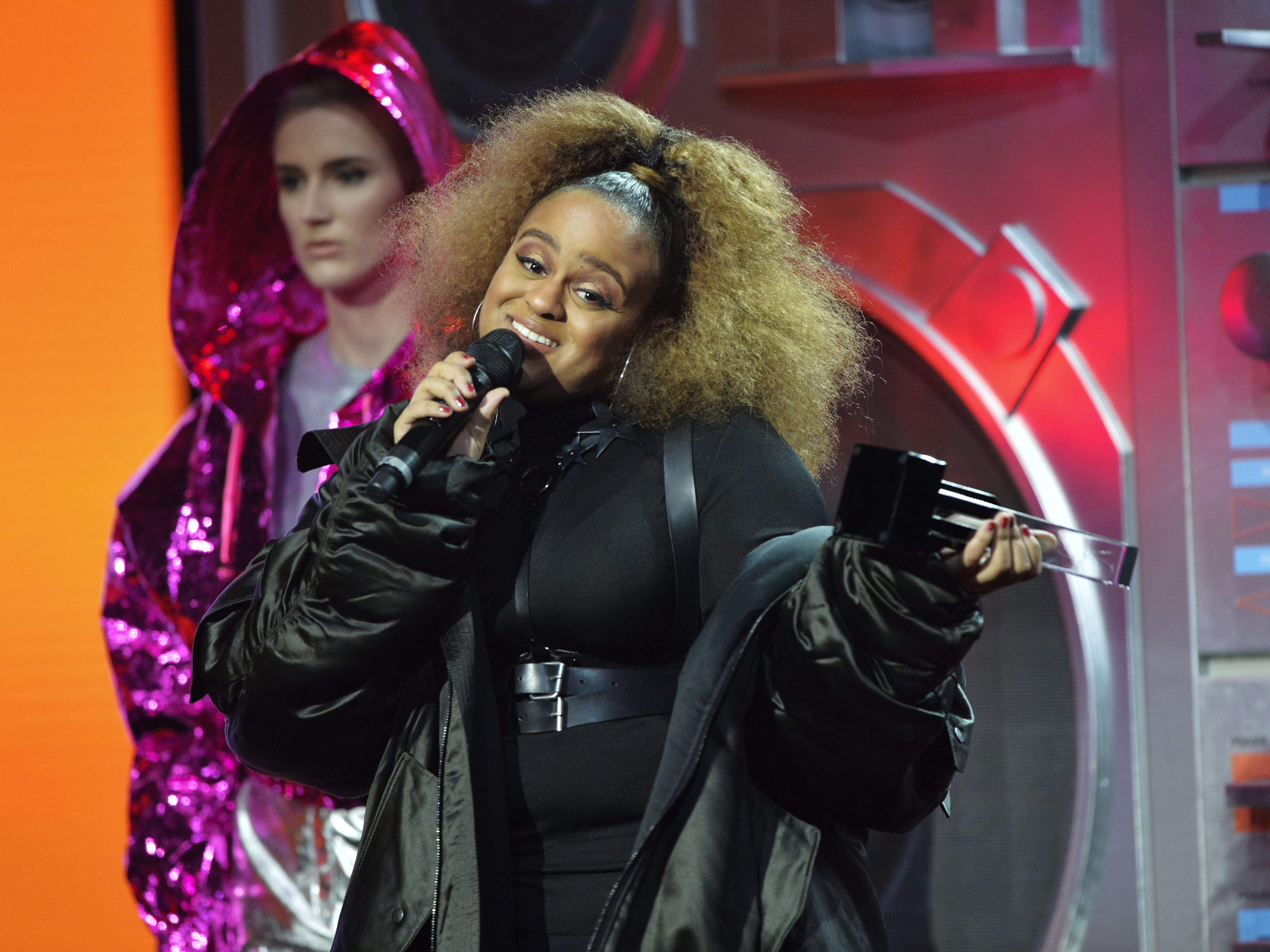 Seinabo Sey tar emot pris på Grammisgalan för årets pop. Seinabo Sey tar emot pris på Grammisgalan för årets pop.
