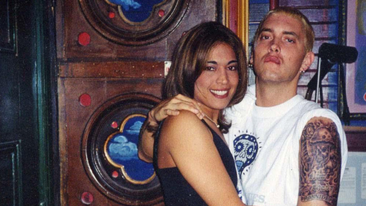 Eminem poserar med sin dåvarande älskarinna Kesia Alvarez 1999. 