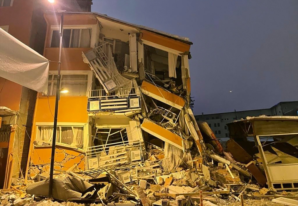 Ett kollapsat hus i Pazarcik i Kahramanmarasprovinsen i södra Turkiet.