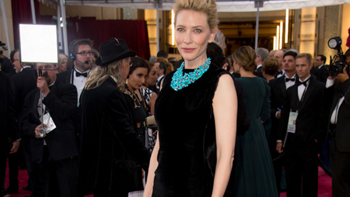 Förra året bar Cate Blanchett den dyraste klänningen i Oscars historia. I år körde hon en nedtonad svart långklänning. 