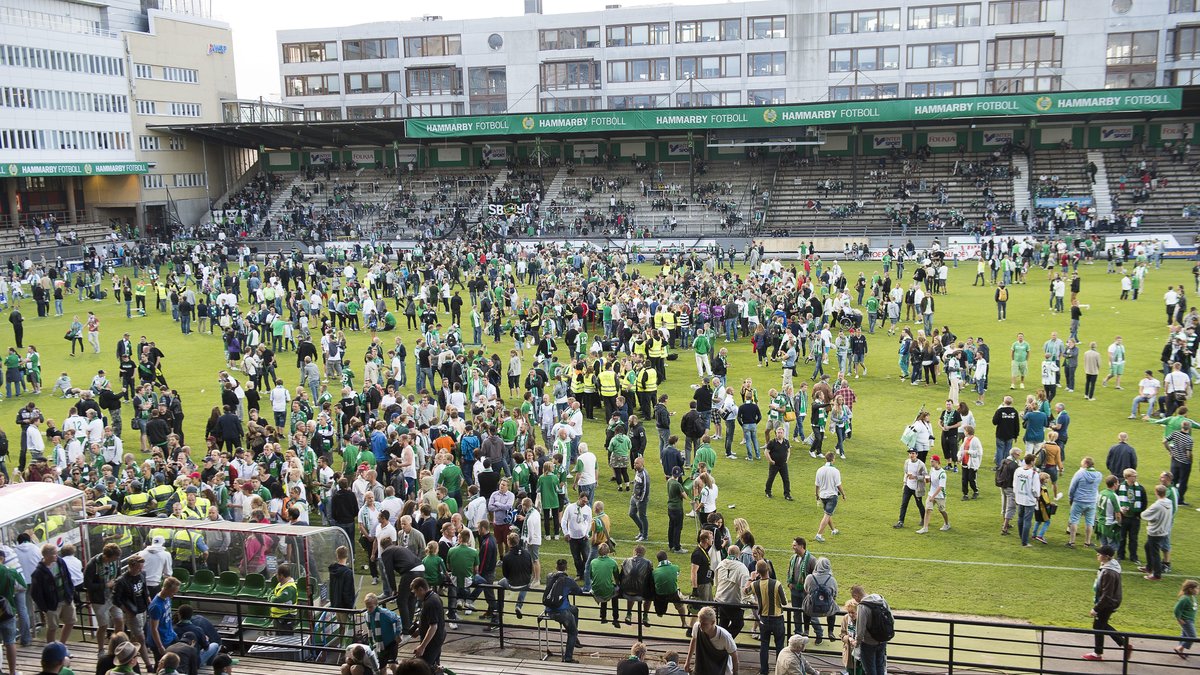 Efter matchen var det många supportrar som ville in och plocka sina troféer från Söderstadion. 