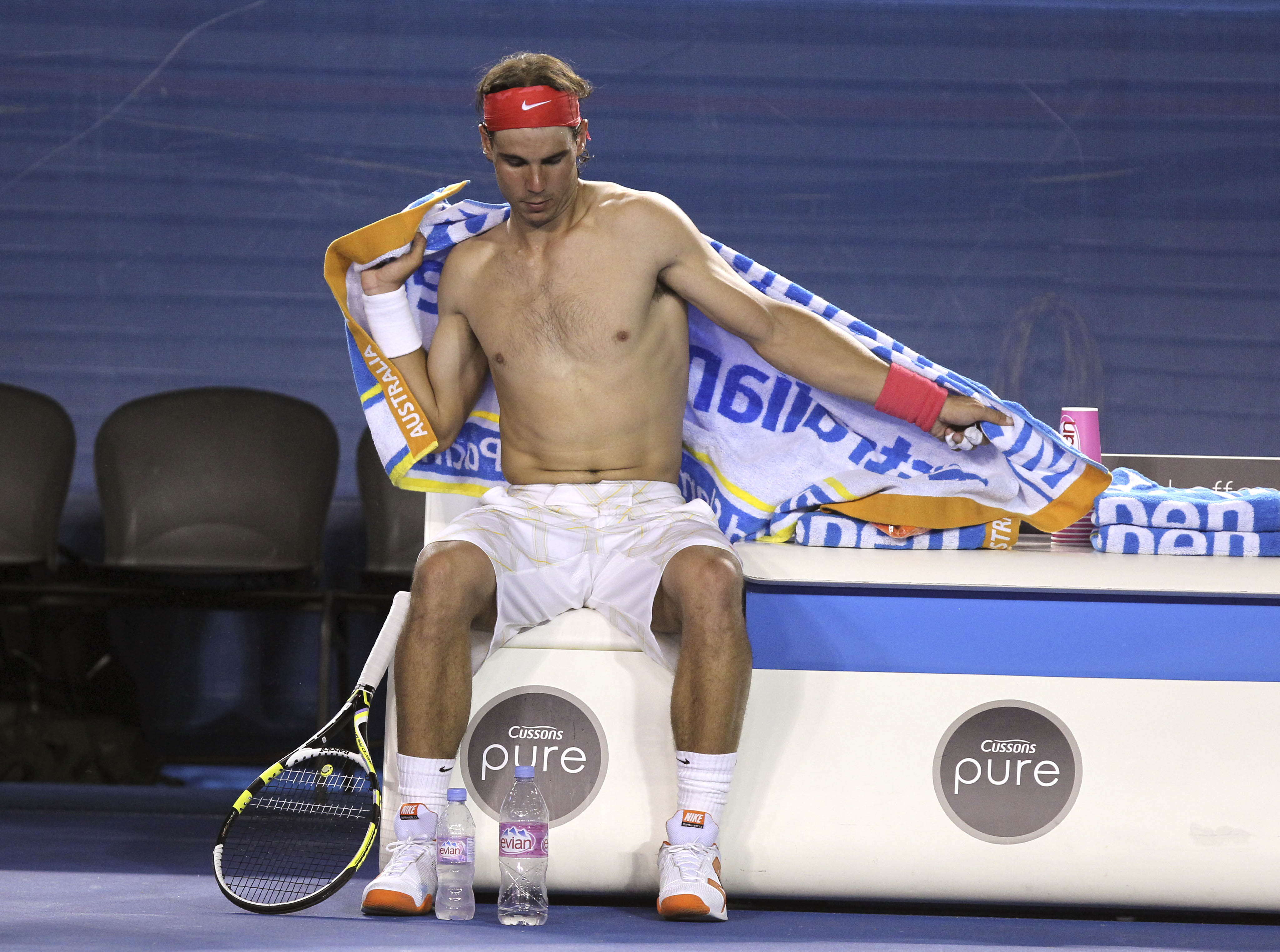 Nadal torkar sig efter ännu en svettig match. 
