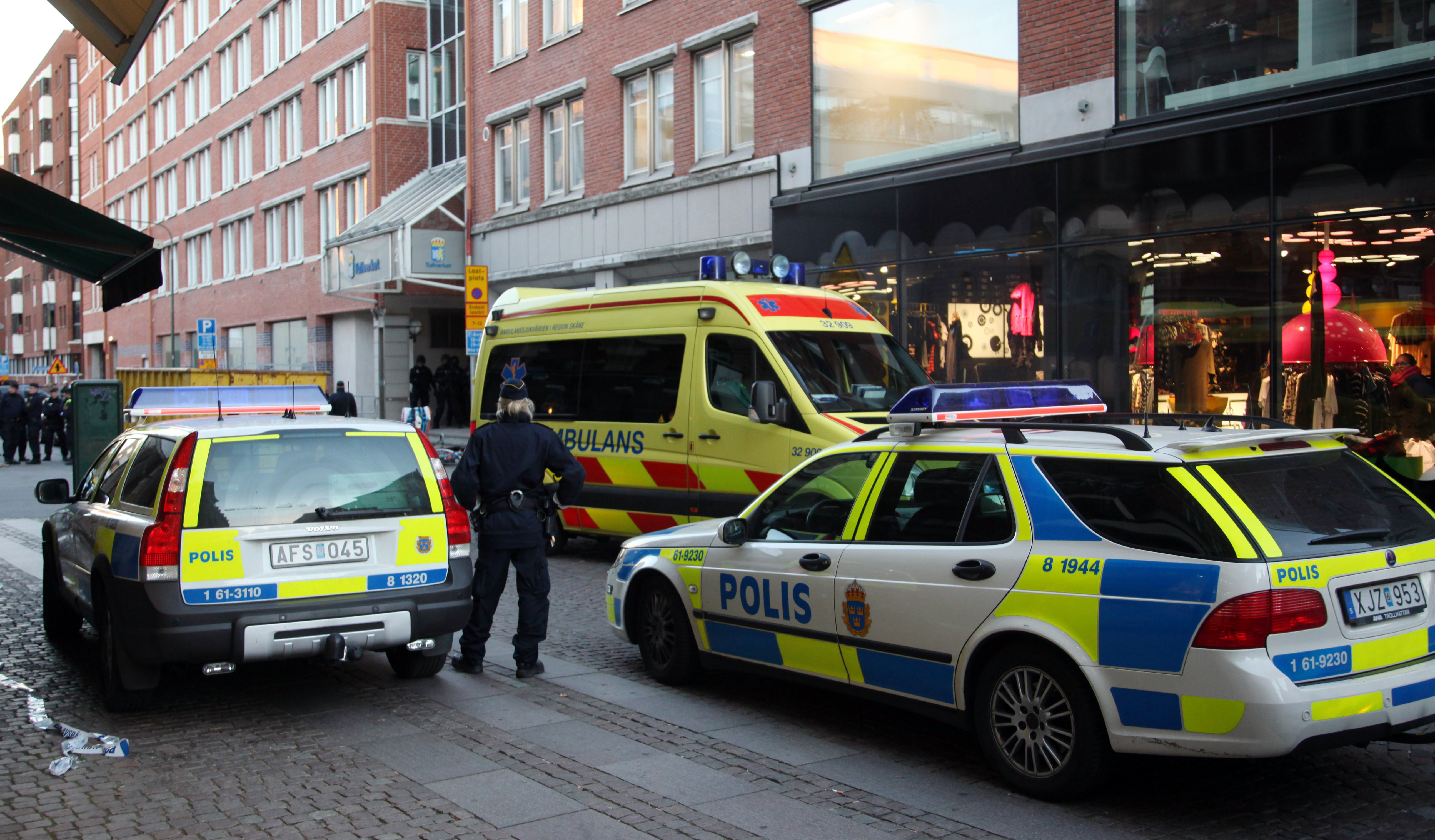 Åtta personer, varav tre eller fyra barn, hölls instängda i en lägenhet i Malmö. Polisen lyckades förhandla ut mannen som hotade skada sig själv. Bilden är från en annan händelse.