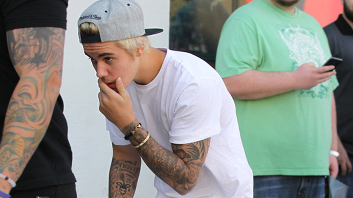 Justin Bieber shoppar i Hollywood.