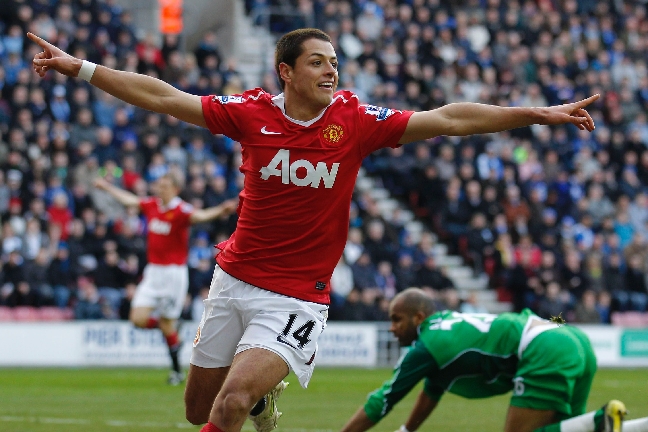 Javier Hernandez gjorde två mål mot Wigan.