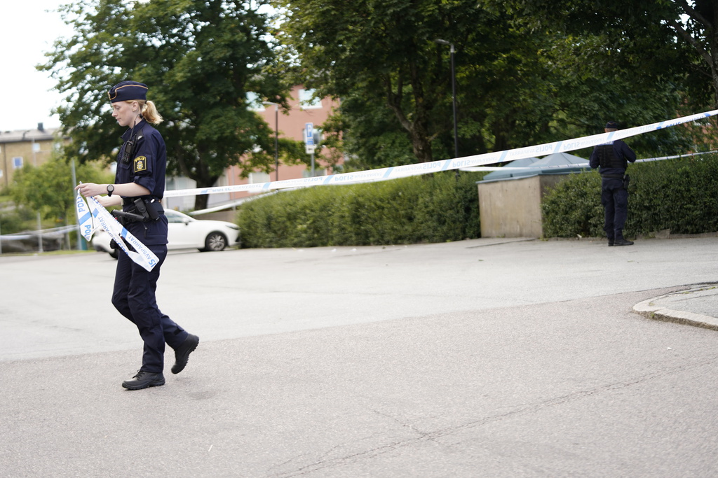 Polis på plats efter en skottlossning på Länsmanstorget i Göteborg.