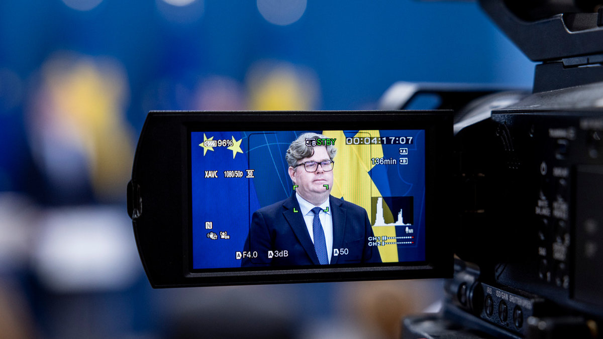 En majoritet är för regeringens förslag om säkerhetszoner, även kallat visitationszoner. På bild justitieminister Gunnar Strömmer (M) presenterar förslaget.