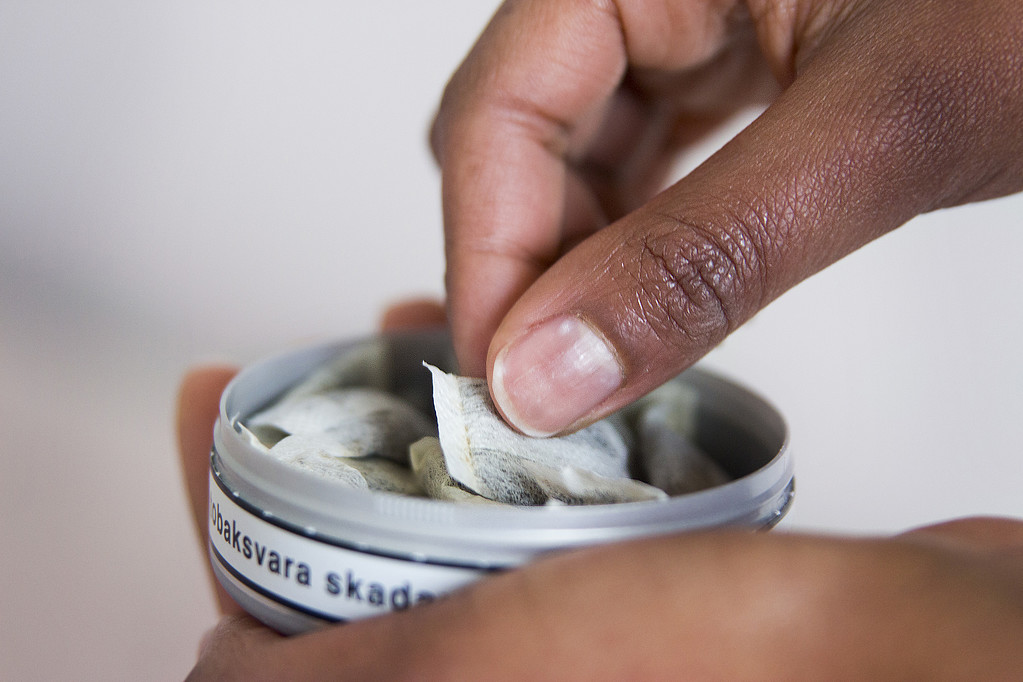 Kvinna tar en snus Kvinna tar en snus