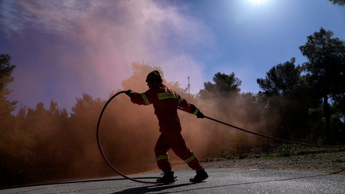 En brandmän deltar i en brandövning i nordöstra Aten. Myndigheterna har ökat antalet övningar inför den kommande brandsäsongen.