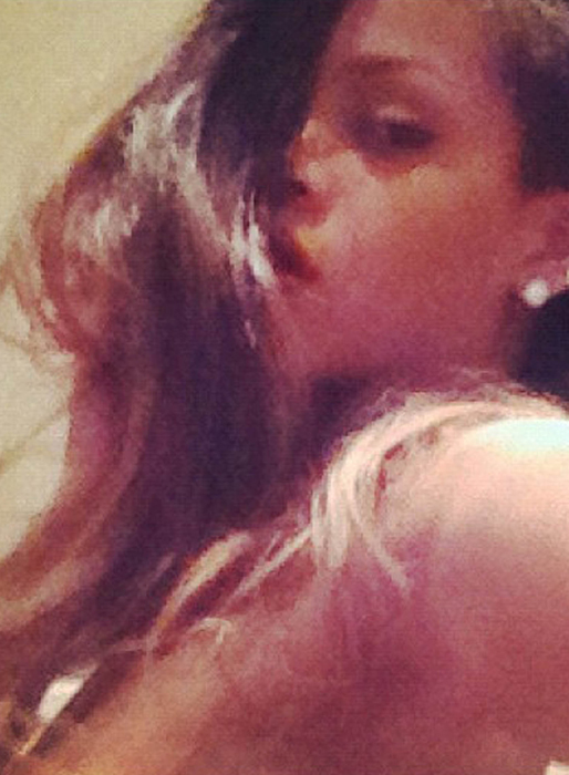 Rihanna twittrar en mysig bild innan det är dags att hoppa i säng. Rihanna twittrar en mysig bild innan det är dags att hoppa i säng.